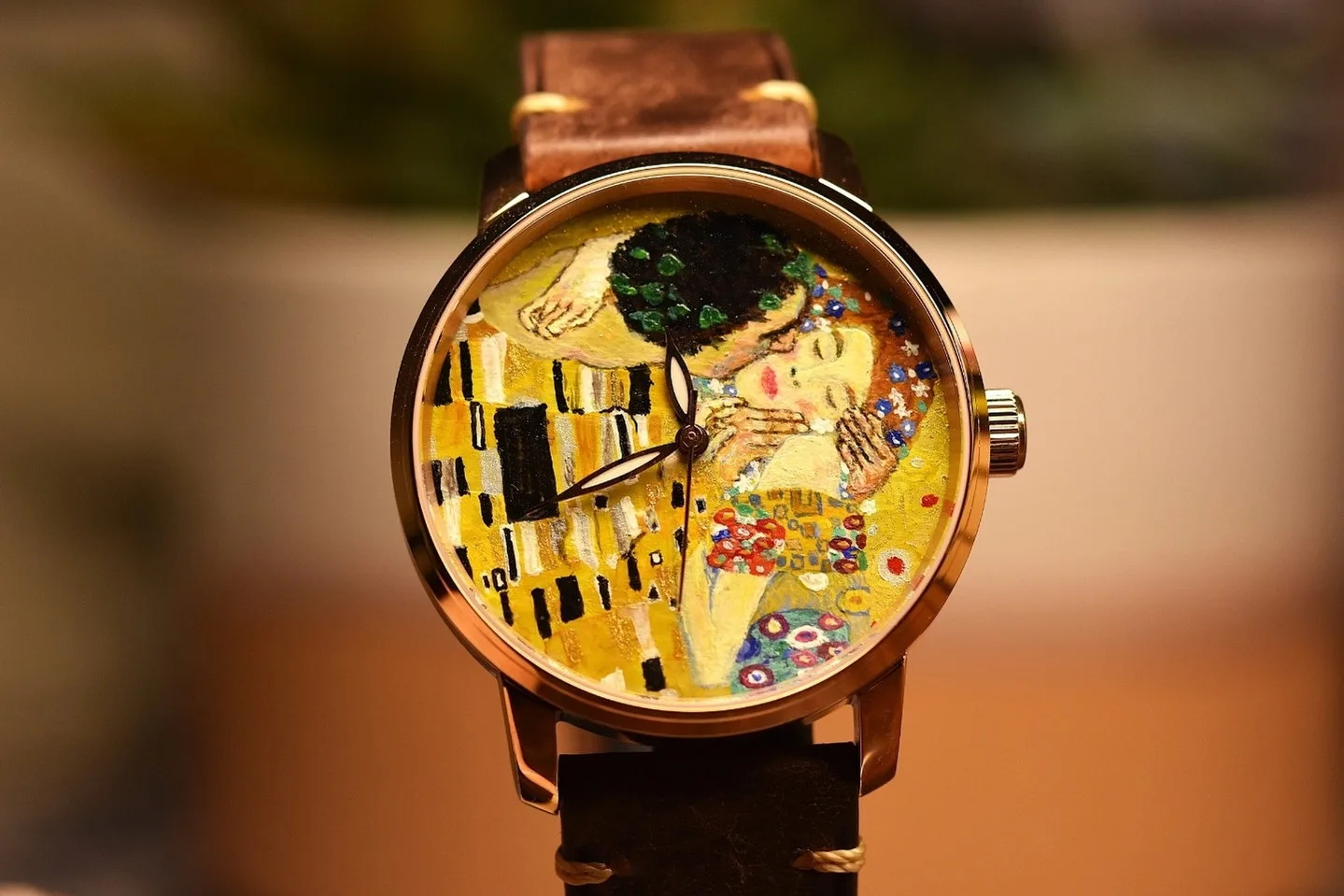 The Kisses hand-painted watch dial, detail 1