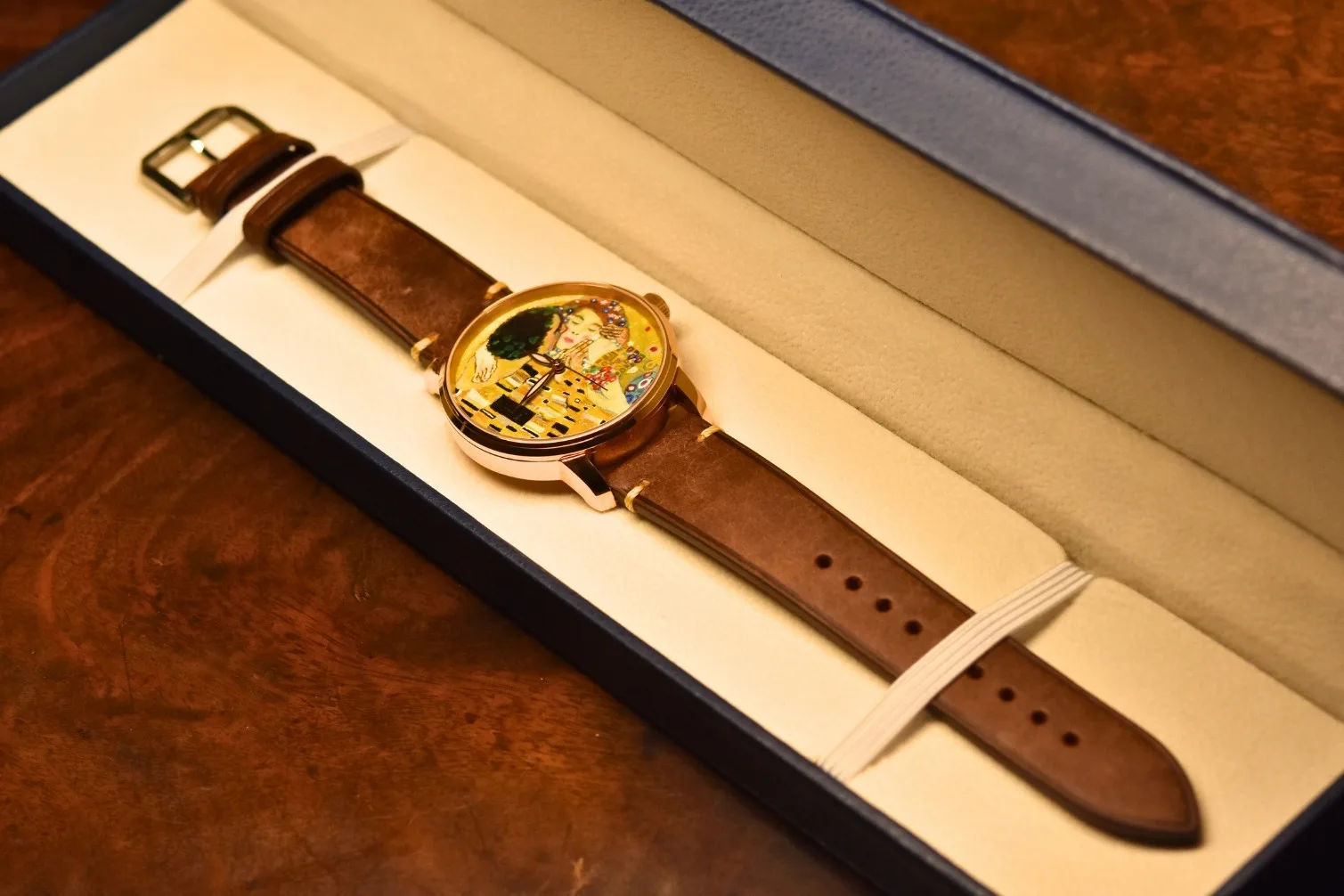 The Kisses hand-painted watch dial, detail 3
