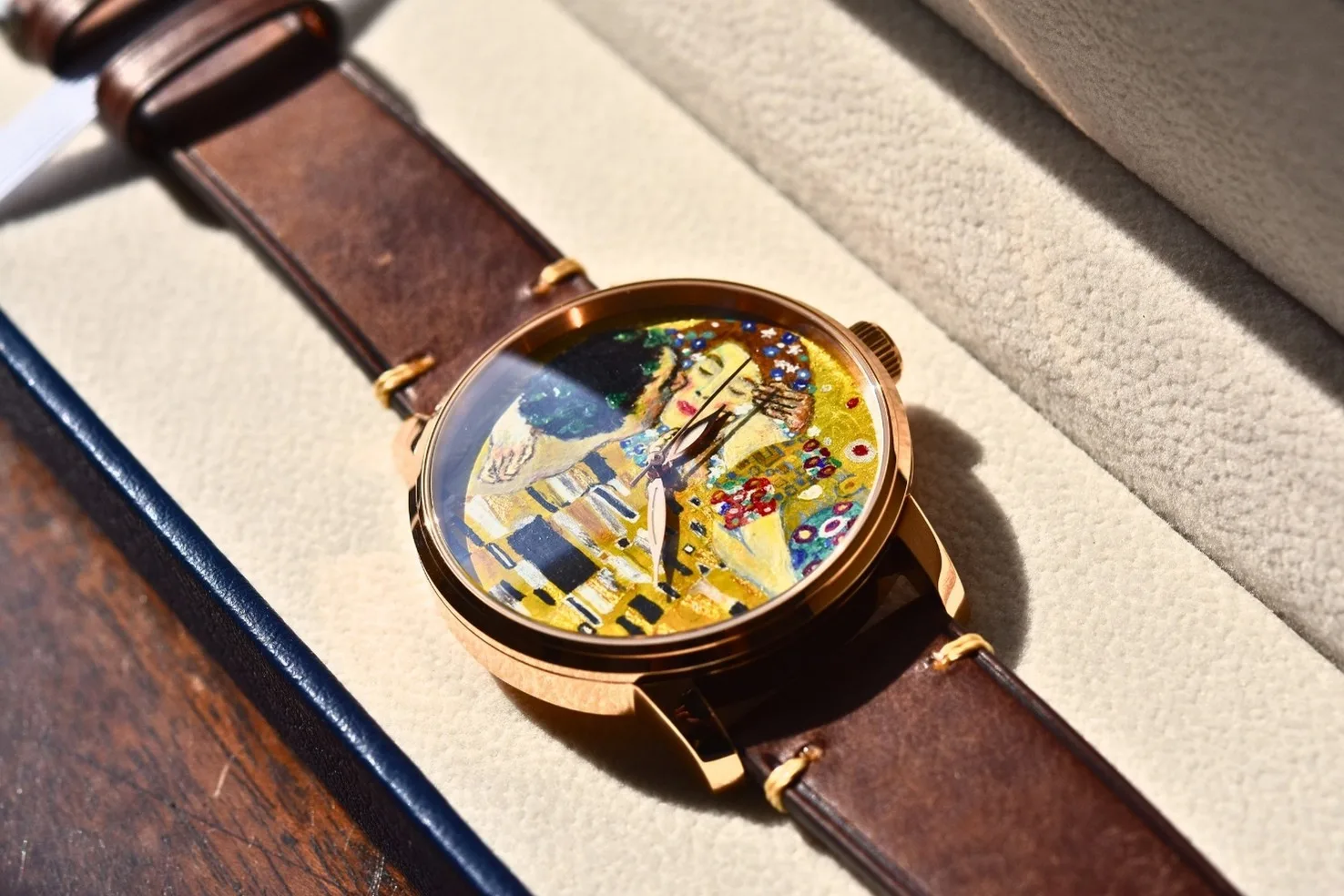 The Kisses hand-painted watch dial, detail 4